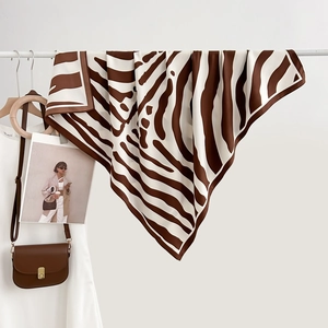 Foulard en soie à motif zébré marron et blanc suspendu avec sac de mode et accessoires