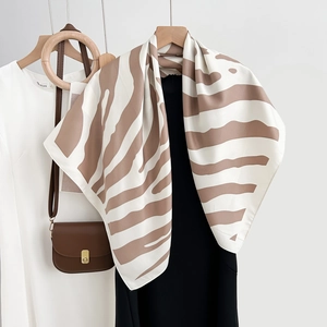 Carré de soie élégant motif zèbre moka et crème pour femme 90cm foulard chic