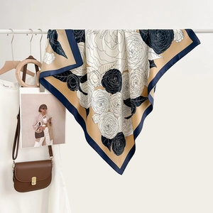 Carré de soie satiné 90cm avec imprimés floraux vintage et bordures bleu marine