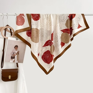 Carré de soie satiné de 90 cm avec motif floral vintage de camélias rouges élégant