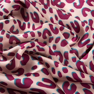 Carré de soie rose à imprimé léopard avec motifs animaliers magenta et cyan