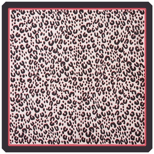 Détail d'un foulard carré à imprimé léopard avec base rose et bordure noire élégante