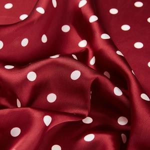 Foulard en soie bordeaux 70cm avec texture satinée et motifs élégants à pois blancs