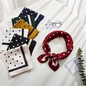 Détail de foulards à pois au toucher soie avec différentes couleurs et texture satin