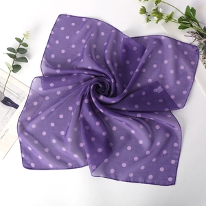 Foulard chic en mousseline violette à pois avec décor floral sur fond blanc pur