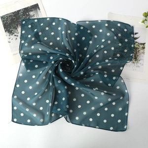 Vue détaillée d'un foulard en mousseline à pois légers avec des coutures de bord fines