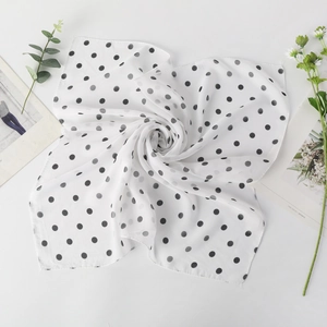 Vue détaillée d'un foulard en mousseline semi-transparente à motif pois élégant