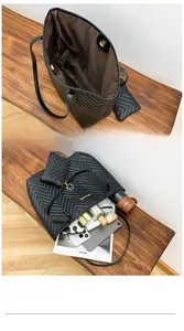 Dettaglio della borsa shopper trapuntata nera che mostra capienza e borsa interna