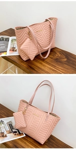 Dettaglio della borsa tote rosa trapuntata con portamonete abbinato e dettagli dorati