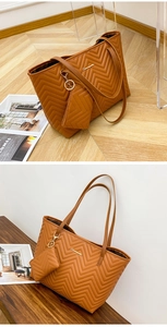 Dettaglio della borsa tote trapuntata caramello con motivo a V e mini pochette coordinata
