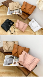 Dettaglio di borse tote trapuntate in vari colori con pochette coordinate e loghi