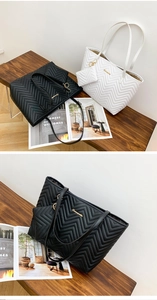 Dettaglio della borsa tote trapuntata con logo dorato e mini borsellino coordinato