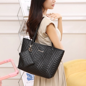 Elegante borsa tote nera trapuntata con mini pochette coordinata e dettagli dorati