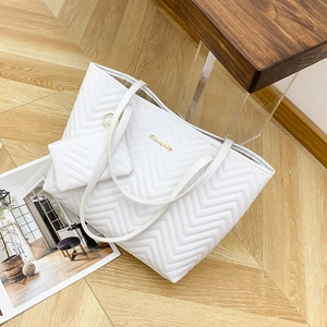 Set borsa tote bianca trapuntata con cuciture a V e pochette piccola coordinata