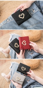 Carteras de cuero de tres pliegues con cierre de corazón en negro, rojo y gris claro