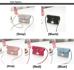 Detalle de cinco mini bolsos bandolera de cuero PU con colgantes de estrellas de colores