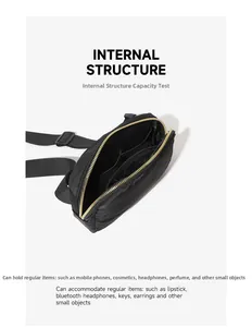Interne structuur van de zwarte nylon crossbody tas met gouden ritsen en gaasvakken