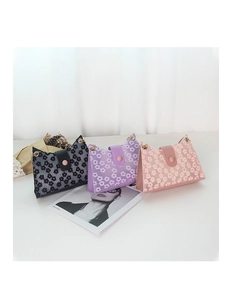 Détail de la broderie florale en dentelle et fermeture à pression sur les sacs mini