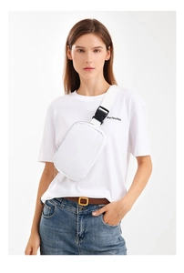 Detailopname van de witte nylon borsttas met verstelbare riem en plastic gesp