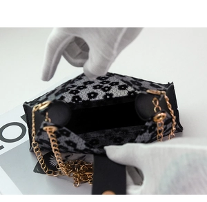 Vue intérieure du mini sac à fleurs avec doublure noire et chaîne dorée