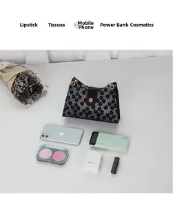 Détail de la capacité du sac à fleurs mini contenant téléphone et produits cosmétiques