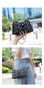 Détail du sac floral gris avec boucle à bouton rose et bandoulière chaîne dorée