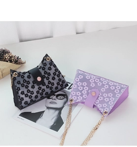Détail de sacs à chaîne en dentelle florale avec bords ondulés et bandoulière en métal doré