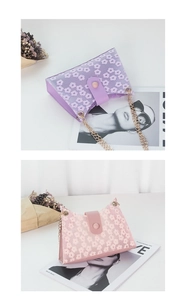 Gros plan sur les mini sacs en dentelle brodés de fleurs en violet et rose clair
