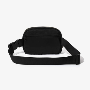 Minimalistische zwarte nylon borsttas met verstelbare riem en metalen ritssluiting