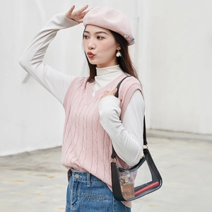 Pink knitted vest with a transparent PVC shoulder bag for a trendy outdoor look