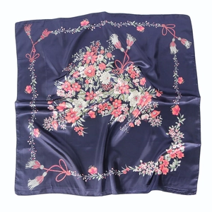 Détails du motif d'un carré de soie satiné bleu marine de 90 cm avec imprimés floraux