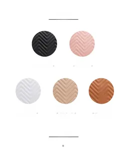 Détail de la texture matelassée en V disponible en noir, rose, blanc, kaki et marron