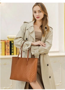 Vue détaillée du grand sac cabas marron avec matelassage chevron et poignées en cuir