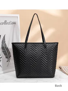 Détail de l'arrière du sac cabas noir matelassé avec des motifs de broderie en V