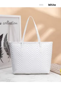 Détail du sac cabas matelassé blanc en cuir avec surpiqûres en V et fines bandoulières