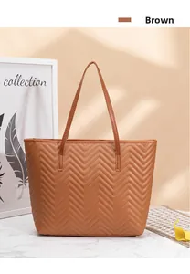 Gros plan du sac cabas marron avec motif matelassé ondulé et texture en similicuir chic