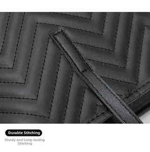 Détail macro du matelassage en chevrons et coutures solides du grand sac cabas noir