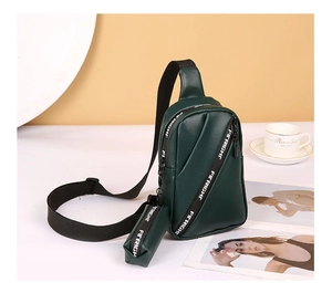 Dettaglio borsa a tracolla verde scuro con mini pochette e cinturino regolabile moderno