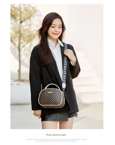 Detail der Mini-Schultertasche mit braunem Monogramm und buntem LOVE-Breitgurt