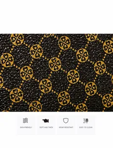 Detailaufnahme von braunem Kunstleder mit Monogramm-Muster und körniger Textur