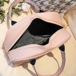 Sac à main matelassé rose en similicuir avec intérieur spacieux et zip doré