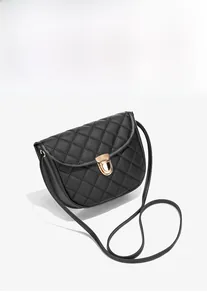 Détail du motif matelassé mat et du fermoir rotatif doré sur le sac à bandoulière noir
