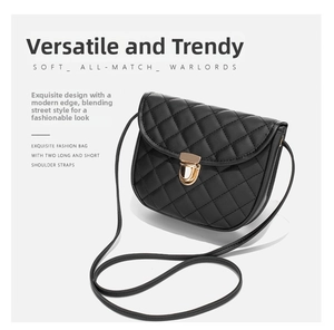 Détail du sac bandoulière matelassé noir avec fermoir doré et cuir mat texturé