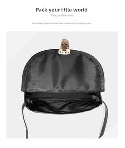 Détail de l'intérieur d'un sac bandoulière noir matelassé avec fermoir magnétique doré