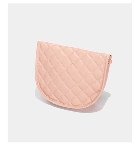 Détail du sac coquille rose matelassé montrant les coutures et la texture du cuir PU