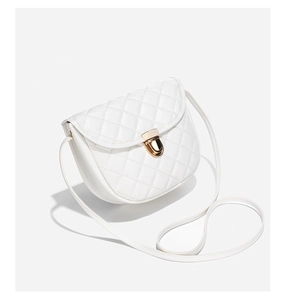 Détail du sac de selle matelassé blanc en similicuir avec fermoir en métal doré