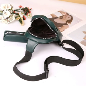 Borsa a tracolla verde foresta con mini pochette e tracolla con stampa lettere