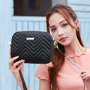 Borsa a tracolla nera trapuntata a V con hardware dorato e tracolla con scritte moda