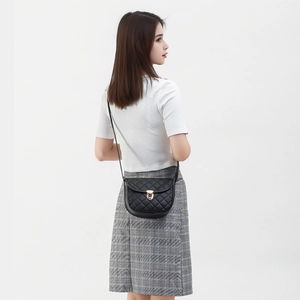 Sac bandoulière chic en cuir PU noir matelassé avec fermoir fer à cheval doré et fine lanière