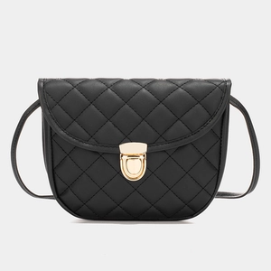 Sac bandoulière noir matelassé avec fermoir doré et motif de losanges élégant